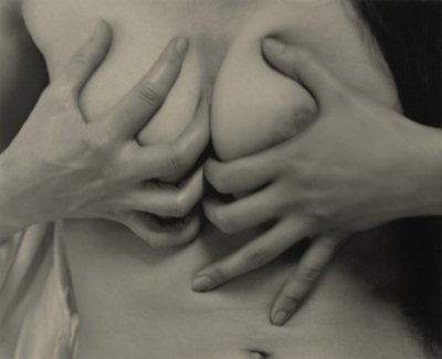 Georgia O’Keeffe – Händer och bröst av Alfred Stieglitz