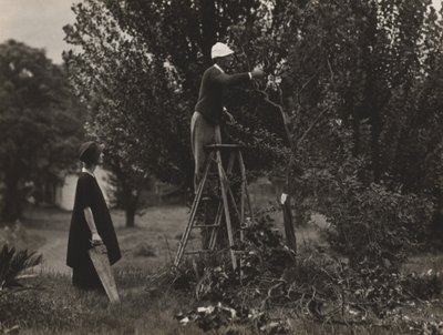Georgia O’Keeffe och Donald Davidson beskär träd av Alfred Stieglitz