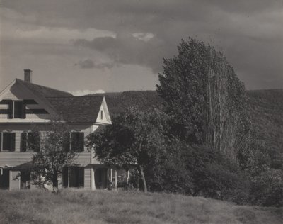 Hus och popplar, Lake George av Alfred Stieglitz