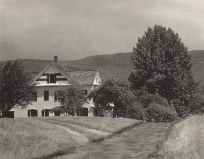 Hus på kullen av Alfred Stieglitz
