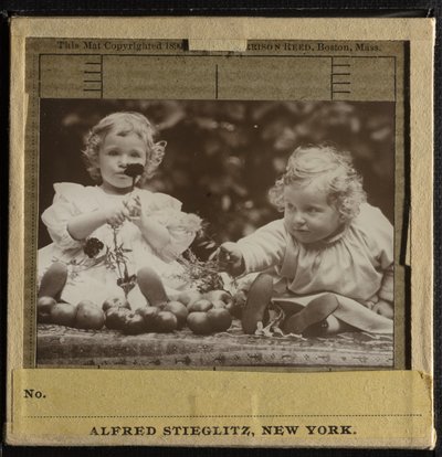 Systerdotter - Flora som håller blomman och Hedwig av Alfred Stieglitz