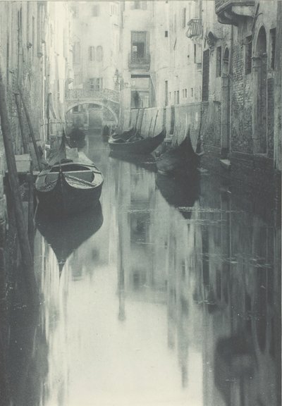 Reflektion-Venedig, ca. 1897. av Alfred Stieglitz
