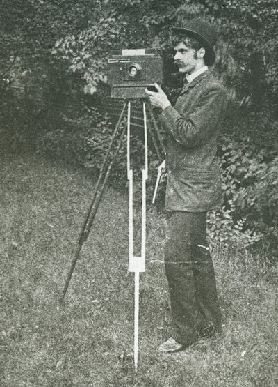 Självporträtt med kamera, stativ och pistol, 1886. av Alfred Stieglitz