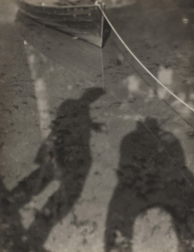 Skuggor i sjön av Alfred Stieglitz
