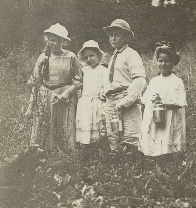 Utan titel (Flora, Elizabeth, Howard & Kitty i Lake George-fältet) av Alfred Stieglitz