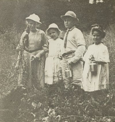 Namnlös Flora, Elizabeth, Howard & Kitty i Lake George-fältet, 190305. av Alfred Stieglitz