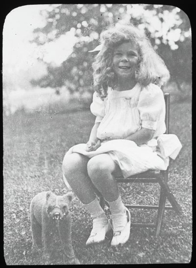 Utan titel Georgia E. med nallebjörn, ca. 1916. av Alfred Stieglitz