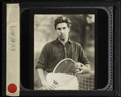 Untitled Nephew Edward med tennisracket, ca. 1917. av Alfred Stieglitz