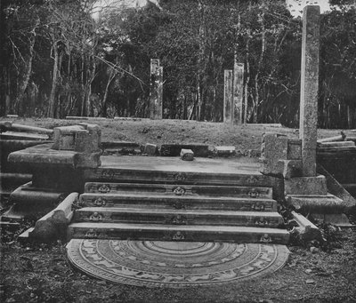 De förstörda städerna i Anuradhapura. Månsten och steg, c1890, 1910 av Alfred William Amandus Plate