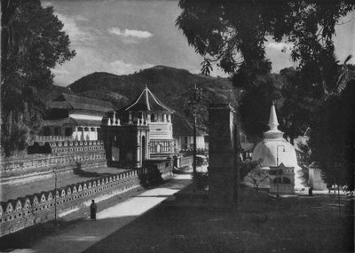 Den heliga tandens och Dagobas tempel, Kandy, Ceylon, c1890, 1910 av Alfred William Amandus Plate
