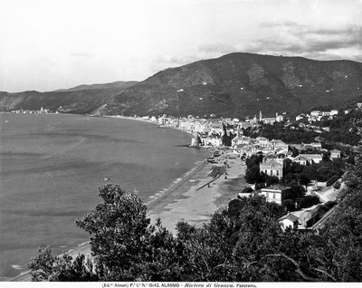 Panoramautsikt över staden Alassio, provinsen Savona, ca 1915-20 (s/v foto) av Fratelli Alinari