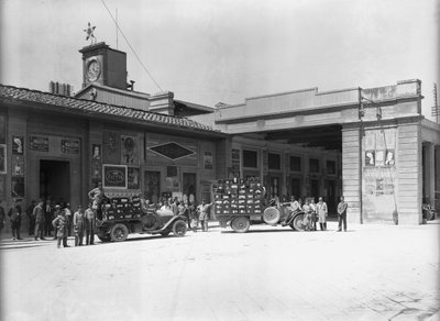 Bärare framför stationen, designad av Enrico Maria Antonia Present (på platsen där den nya järnvägsstationen Santa Maria Novella), Florens (s/v foto) av Fratelli Alinari