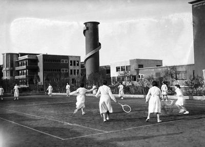 Villa Rosa Maltoni Mussolini: kvinnliga studenter under en tennismatch (s/v foto) av Fratelli Alinari