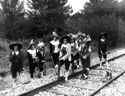 Villa Rosa Maltoni Mussolini: grupp tonåringar som poserar på järnvägsspår, iklädda traditionella friuliska dräkter (s/v foto) av Fratelli Alinari