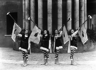 Villa Rosa Maltoni Mussolini: grupp unga flickor utklädda till page boys (s/v foto) av Fratelli Alinari