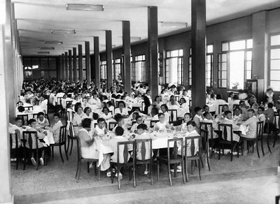 Villa Rosa Maltoni Mussolini: måltid i matsalen (s/v foto) av Fratelli Alinari