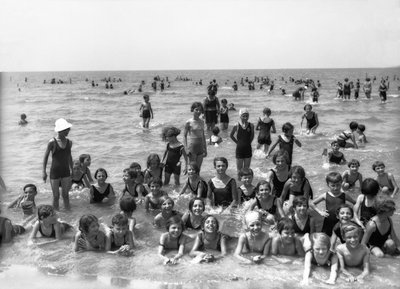 Villa Rosa Maltoni Mussolini: sommarlägerstudenter, poserar under ett dopp (s/v foto) av Fratelli Alinari