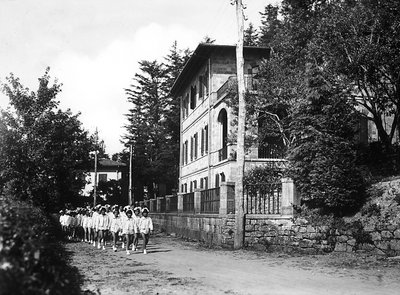 Villa Rosa Maltoni Mussolini: unga kvinnliga studenter på promenad (s/v foto) av Fratelli Alinari