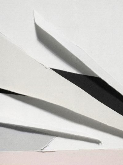 Geometriska veck i skugga av Alma