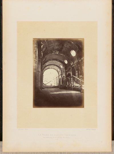 Palais de Justice i brand. Interiörvy av Salle des Pas-Perdus. av Alphonse J. Liébert