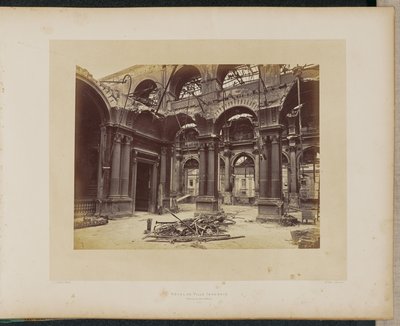 Det nedbrunna Hôtel de Ville. Ingång till salongerna. av Alphonse J. Liébert