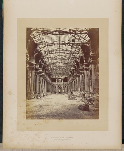 Det nedbrända Hôtel de Ville. Interiör från den stora festsalen. av Alphonse J. Liébert