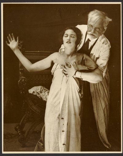 [Alphonse Mucha i kostym med dottern Jaroslava som modell för affischen, "De Forest Phonofilm" den första "talfilmen" som visades på Bio Adria (Prag), Zbiroh, Böhmen] av Alphonse Maria Mucha