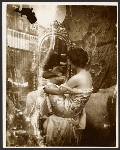 [Kvinnlig modell sittande framför en spegel, Paris] av Alphonse Maria Mucha