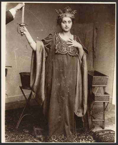 [Kvinnlig modell bär krona och håller i svärd] av Alphonse Maria Mucha