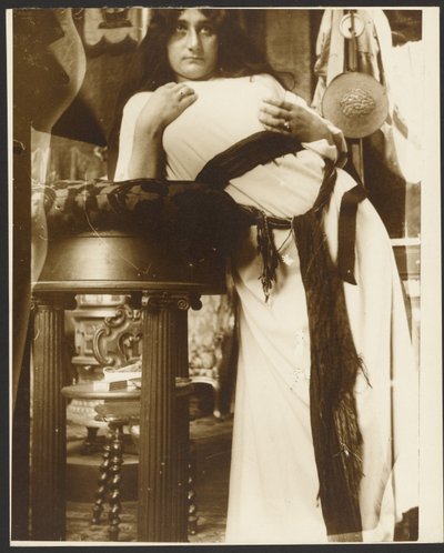 [Kvinnlig modell för illustration av Emil Gebharts "Cloches de Noël et de Pâques", Paris]. av Alphonse Maria Mucha