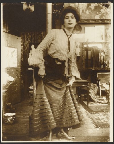 [Kvinnlig modell i randig blus och långklänning, Paris] av Alphonse Maria Mucha