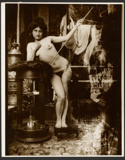 [Kvinnlig nakenbild med spjut, Paris] av Alphonse Maria Mucha