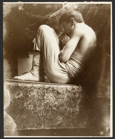 [Manlig modell i fosterställning, Paris] av Alphonse Maria Mucha