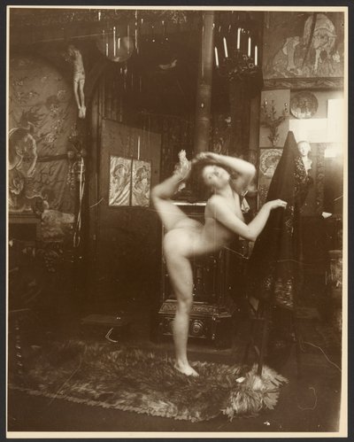 [Naken kvinnlig modell som ballerina, Paris] av Alphonse Maria Mucha