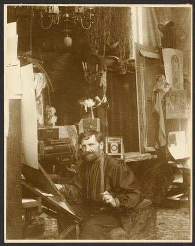 [Självporträtt i sin ateljé, Rue du Val-de-Grâce, Paris] av Alphonse Maria Mucha