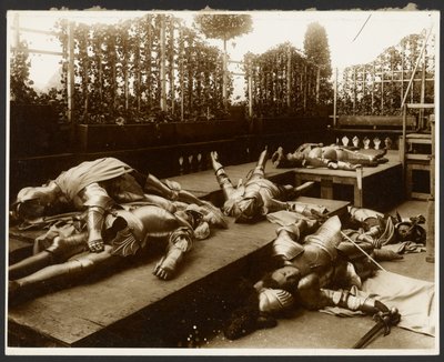 [Sex manliga modeller som antika krigare klädda i rustning som låtsas vara döda] av Alphonse Maria Mucha