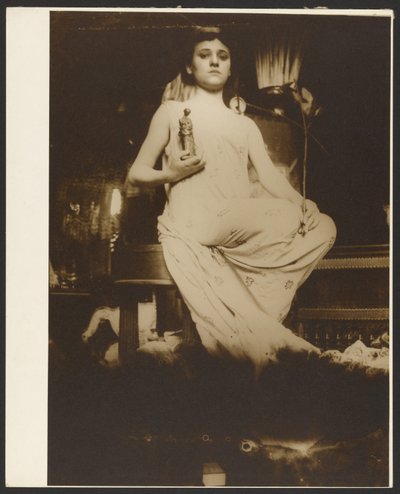 [Studie till en plakett i terrakotta, Paris] av Alphonse Maria Mucha