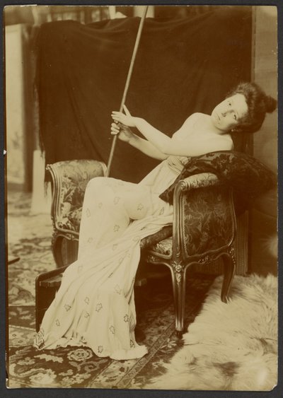 [Kvinna som modellerar på en bänk] av Alphonse Maria Mucha