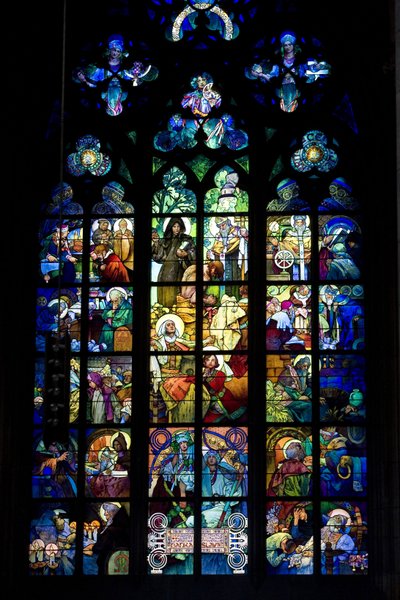 Målat glas av Alphonse Mucha (Alphons) (1860-1939) i Saint Guy Cathedral i Prag, Tjeckien. Fotografi 2009 av Alphonse Mucha