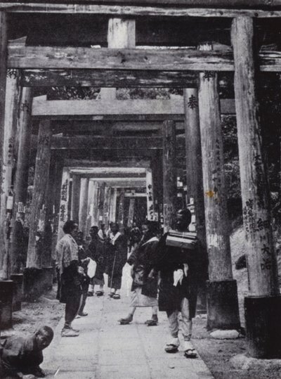 En inställning till Shinto Temple of Inari (s/v foto) av American Photographer (after)