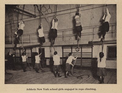 Atletiska skolflickor i New York som ägnar sig åt repklättring (s/v foto) av American Photographer (after)