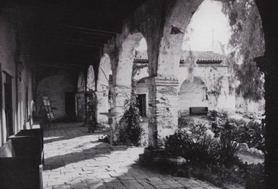 Kalifornien: Mission San Juan Capistrano, grundat 1776, söder om Los Angeles (s/v foto) av American Photographer (after)