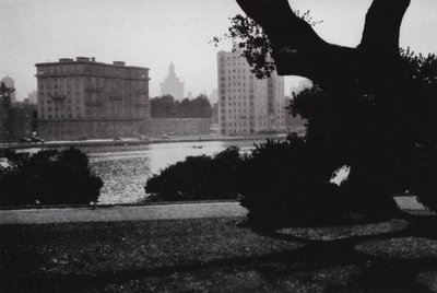 Kalifornien: Oakland, Lake Merritt, i hjärtat av staden, omgiven av fantastiska byggnader och många vackra hem (s/v foto) av American Photographer (after)