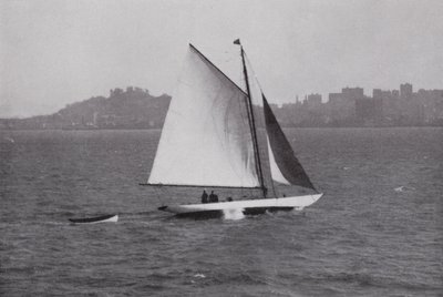 Kalifornien: San Francisco Bay, med silhuetten av Telegraph Hill och Russian Hill i bakgrunden (s/v foto) av American Photographer (after)