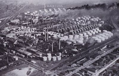 Chicago: A Neighboring Oil Refinery from the Air (s/v foto) av American Photographer (after)
