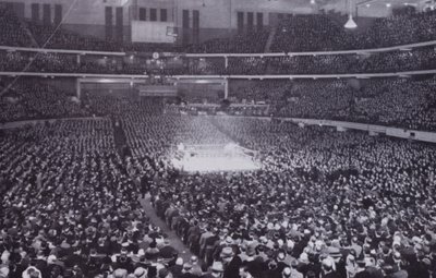 Chicago: Chicago Stadiums interiör under en boxningsutställning (s/v foto) av American Photographer (after)