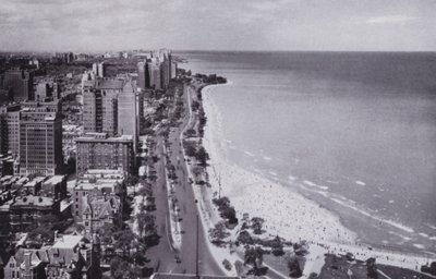 Chicago: Sheridan Road och Oak Street Beach, Looking North from Drake Hotel (s/v foto) av American Photographer (after)