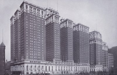 Chicago: The Stevens Hotel, med Blackstone Hotel till höger (s/v foto) av American Photographer (after)