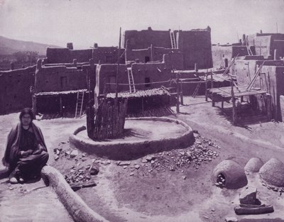 Inre domstolen i en Pueblo stad, Arizona (s/v foto) av American Photographer (after)