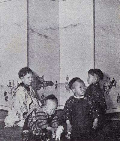 Japanska barn som leker (s/v foto) av American Photographer (after)
